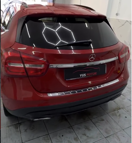 Parte trasera de un coche detallado en YusMotor con reflejos limpios