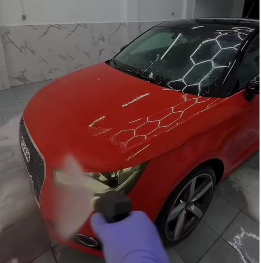 Coche rojo con acabado brillante tras el detailing en YusMotor